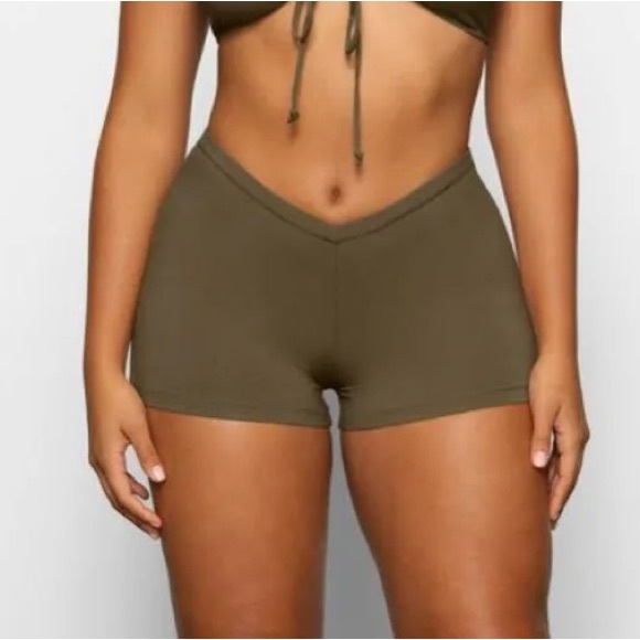 SKIMS Pants - NWT SKIMS Track Soft Lounge V Waist Short in Moss Green